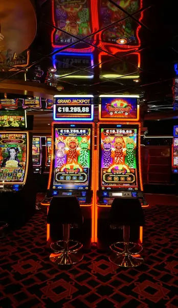 Corfu, Yunanistan - 9 Ağustos 2024: MSC Cruises 'a ait bir yolcu gemisi olan MSC Fantasia' daki kumarhane ve oyun masalarının görüntüsü.