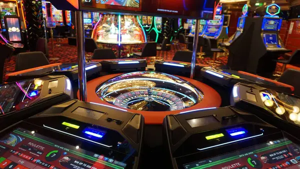 Corfu, Yunanistan - 9 Ağustos 2024: MSC Cruises 'a ait bir yolcu gemisi olan MSC Fantasia' daki kumarhane ve oyun masalarının görüntüsü.