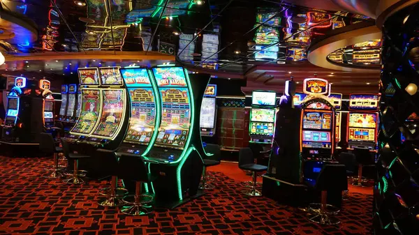 Corfu, Yunanistan - 9 Ağustos 2024: MSC Cruises 'a ait bir yolcu gemisi olan MSC Fantasia' daki kumarhane ve oyun masalarının görüntüsü.