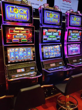 Corfu, Yunanistan - 9 Ağustos 2024: MSC Cruises 'a ait bir yolcu gemisi olan MSC Fantasia' daki kumarhane ve oyun masalarının görüntüsü.