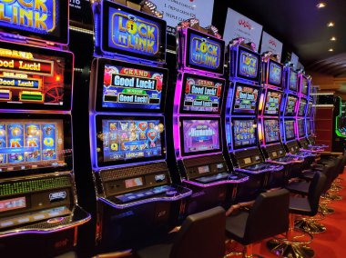 Corfu, Yunanistan - 9 Ağustos 2024: MSC Cruises 'a ait bir yolcu gemisi olan MSC Fantasia' daki kumarhane ve oyun masalarının görüntüsü.