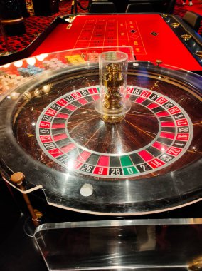 Corfu, Yunanistan - 9 Ağustos 2024: MSC Cruises 'a ait bir yolcu gemisi olan MSC Fantasia' daki kumarhane ve oyun masalarının görüntüsü.