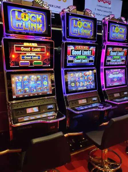 Corfu, Yunanistan - 9 Ağustos 2024: MSC Cruises 'a ait bir yolcu gemisi olan MSC Fantasia' daki kumarhane ve oyun masalarının görüntüsü.