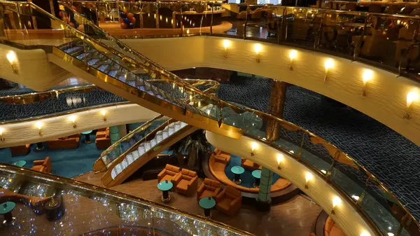 Trieste, İtalya - 9 Mayıs 2025: İtalya 'da inşa edilen büyük yolcu gemisi MSC Fantasia' daki Atrium 'un içi.