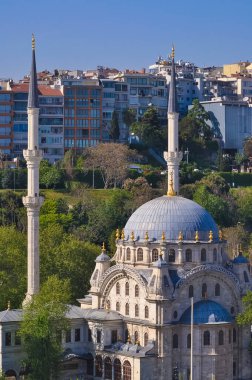 İstanbul 'un önemli bir simgesi olan tarihi Nusretiye camii. Nusretiye Camii 'nin Osmanlı mimari güzelliği. Galataport Alışveriş Merkezi. Tophane ilçesi, İstanbul, Türkiye