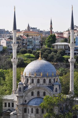 İstanbul 'un önemli bir simgesi olan tarihi Nusretiye camii. Nusretiye Camii 'nin Osmanlı mimari güzelliği. Galataport Alışveriş Merkezi. Tophane ilçesi, İstanbul, Türkiye