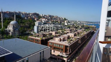 İstanbul, Türkiye - Karaköy 'deki Galataport limanı soyut yolcu gemisinden şehrin ufuk çizgisine bakıyor