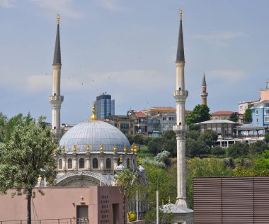 İstanbul 'un önemli bir simgesi olan tarihi Nusretiye camii. Nusretiye Camii 'nin Osmanlı mimari güzelliği. Galataport Alışveriş Merkezi. Tophane ilçesi, İstanbul, Türkiye