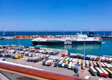 Bari, İtalya - 10 Mayıs 2025: Limandan yük yüklemeyi bekleyen modern bir feribotun havadan görüntüsü. DFDS, Danimarkalı bir uluslararası nakliye ve lojistik şirketi.