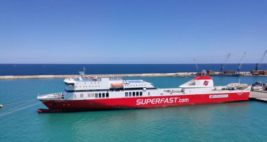 Bari, İtalya - 10 Mayıs 2025: Süper hızlı bir feribotun hava görüntüsü. Yunanistan merkezli bir feribot şirketi. Gemi Apulian şehrinin limanına demir attı..