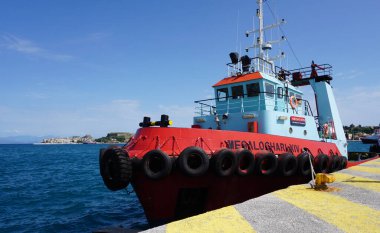 Bari, İtalya - 10 Mayıs 2025: Kıyı güvenliği, kurtarma botu MEGALOCHARI limanda.