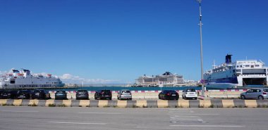 Bari, İtalya - 10 Mayıs 2025: Bari Limanı 'ndan feribot kalkıyor. AF Francesca feribotu, Bari 'den Durres limanına hareket ediyor.