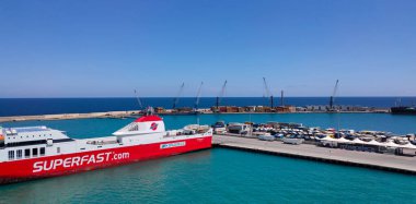 Bari, İtalya - 10 Mayıs 2025: Süper hızlı bir feribotun hava görüntüsü. Yunanistan merkezli bir feribot şirketi. Gemi Apulian şehrinin limanına demir attı..