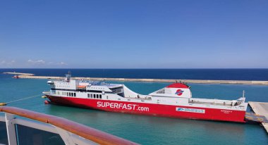 Bari, İtalya - 10 Mayıs 2025: Süper hızlı bir feribotun hava görüntüsü. Yunanistan merkezli bir feribot şirketi. Gemi Apulian şehrinin limanına demir attı..