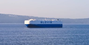 Bari, İtalya - 10 Mayıs 2025: Modern bir feribot GLOVIS 'in hava görüntüsü. Hyundai Glovis, merkezi Seul, Kore 'de bulunan ve Hyundai Kia Otomotiv Grubu' nun bir parçasıdır..