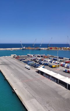 Bari, İtalya - 10 Mayıs 2025: Apulian şehrinin limanına demirlemiş bir ticaret gemisinin havadan görünüşü.