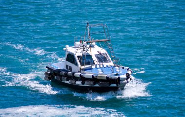 Bari, İtalya - 10 Mayıs 2025 Sahil Güvenlik, kurtarma botu Bari Pilot limanda.
