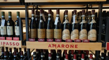 Verona, İtalya - 12 Mayıs 2025: Amarone Della Valpolicella italyan kırmızı şarap Verona 'da şarap butiği rafında zarif ve zengin bir kırmızı şarap. İtalya