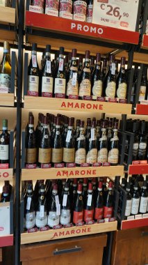 Verona, İtalya - 12 Mayıs 2025: Amarone Della Valpolicella italyan kırmızı şarap Verona 'da şarap butiği rafında zarif ve zengin bir kırmızı şarap. İtalya