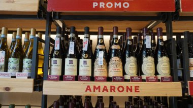 Verona, İtalya - 12 Mayıs 2025: Amarone Della Valpolicella italyan kırmızı şarap Verona 'da şarap butiği rafında zarif ve zengin bir kırmızı şarap. İtalya