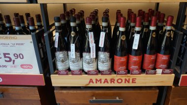Verona, İtalya - 12 Mayıs 2025: Amarone Della Valpolicella italyan kırmızı şarap Verona 'da şarap butiği rafında zarif ve zengin bir kırmızı şarap. İtalya
