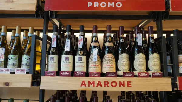 Verona, İtalya - 12 Mayıs 2025: Amarone Della Valpolicella italyan kırmızı şarap Verona 'da şarap butiği rafında zarif ve zengin bir kırmızı şarap. İtalya