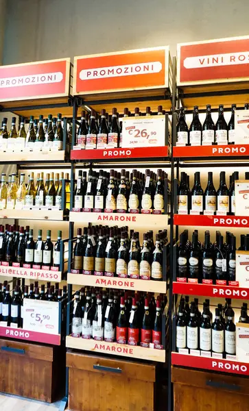 Verona, İtalya - 12 Mayıs 2025: Amarone Della Valpolicella italyan kırmızı şarap Verona 'da şarap butiği rafında zarif ve zengin bir kırmızı şarap. İtalya