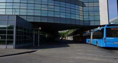 Budapeşte, Macaristan - 14 Mayıs 2025: Setra otobüsündeki Volanbusz logosu. Macar ulaşım ve seyahat kavramı