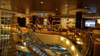 Trieste, İtalya - 9 Mayıs 2025: İtalya 'da inşa edilen büyük yolcu gemisi MSC Fantasia' daki Atrium 'un içi.