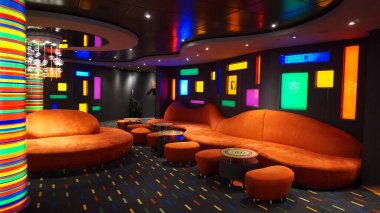 Trieste, İtalya - 9 Mayıs 2025: MSC Fantasia yolcu gemisinde barın içi