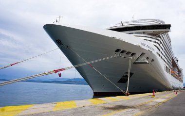 Korfu, Yunanistan - 9 Mayıs 2025: 9 Mayıs 2025 'te Yunanistan' ın Korfu limanındaki yolcu gemisi Msc Fantasia