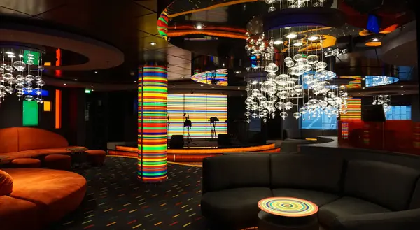 Trieste, İtalya - 9 Mayıs 2025: MSC Fantasia yolcu gemisinde barın içi