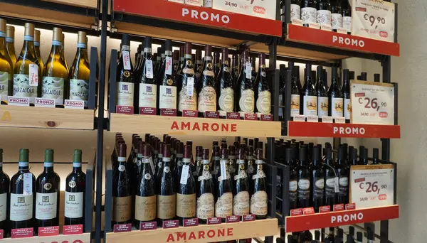 Verona, İtalya - 12 Mayıs 2025: Amarone Della Valpolicella italyan kırmızı şarap Verona 'da şarap butiği rafında zarif ve zengin bir kırmızı şarap. İtalya