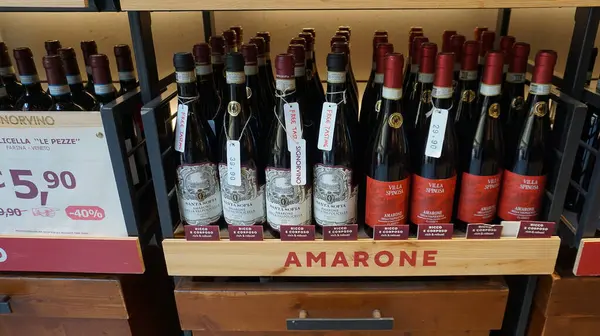 Verona, İtalya - 12 Mayıs 2025: Amarone Della Valpolicella italyan kırmızı şarap Verona 'da şarap butiği rafında zarif ve zengin bir kırmızı şarap. İtalya