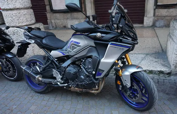 Budapeşte, Macaristan - 14 Mayıs 2025: Modern Japon spor turu motosikleti Yamaha Tracer 9GT motosikleti Budapeşte, Macaristan