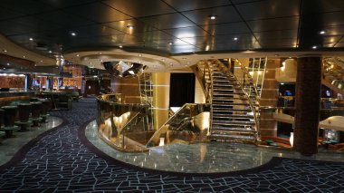 Trieste, İtalya - 9 Mayıs 2025: İtalya 'da inşa edilen büyük yolcu gemisi MSC Fantasia' daki Atrium 'un içi.