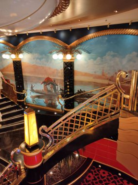 Trieste, İtalya - 9 Mayıs 2025: İtalya 'da inşa edilen büyük yolcu gemisi MSC Fantasia' daki Atrium 'un içi.