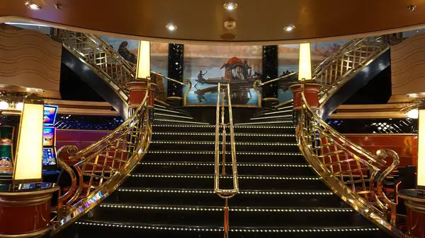 Trieste, İtalya - 9 Mayıs 2025: İtalya 'da inşa edilen büyük yolcu gemisi MSC Fantasia' daki Atrium 'un içi.