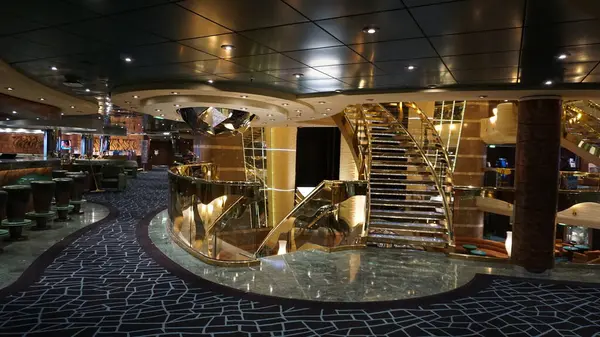 Trieste, İtalya - 9 Mayıs 2025: İtalya 'da inşa edilen büyük yolcu gemisi MSC Fantasia' daki Atrium 'un içi.