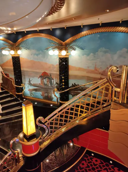 Trieste, İtalya - 9 Mayıs 2025: İtalya 'da inşa edilen büyük yolcu gemisi MSC Fantasia' daki Atrium 'un içi.