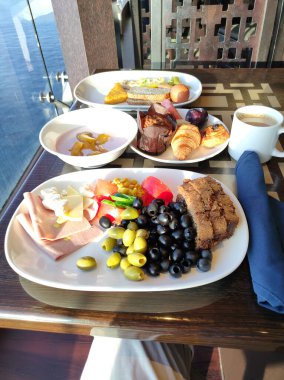 Soyut lüks yolcu gemisinde yemek odası büfesi. Modern yolcu gemisinde sağlıklı bir kahvaltı.