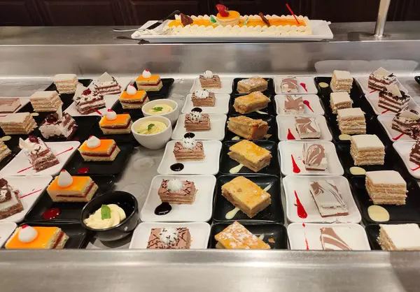 Soyut lüks yolcu gemisinde yemek odası büfesi. Modern yolcu gemisinde sağlıklı bir kahvaltı.