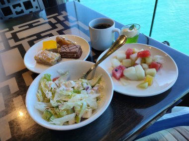 Soyut lüks yolcu gemisinde yemek odası büfesi. Modern yolcu gemisinde sağlıklı bir kahvaltı.