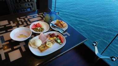 Soyut lüks yolcu gemisinde yemek odası büfesi. Modern yolcu gemisinde sağlıklı bir kahvaltı.