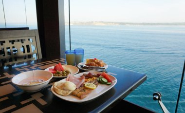 Soyut lüks yolcu gemisinde yemek odası büfesi. Modern yolcu gemisinde sağlıklı bir kahvaltı.