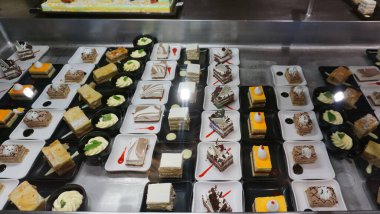 Soyut lüks yolcu gemisindeki mutfak. Yemek odası büfesi için böğürtlenli kekler