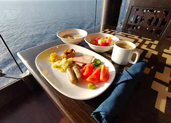 Soyut lüks yolcu gemisinde yemek odası büfesi. Modern yolcu gemisinde sağlıklı bir kahvaltı.