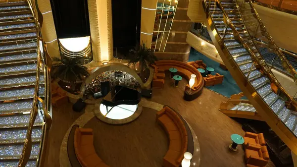 Trieste, İtalya - 9 Mayıs 2025: İtalya 'da inşa edilen büyük yolcu gemisi MSC Fantasia' daki Atrium 'un içi.