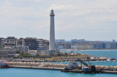 İtalya 'nın Apulia bölgesindeki Bari şehrindeki sahil caddesinin şaşırtıcı günbatımı manzarası