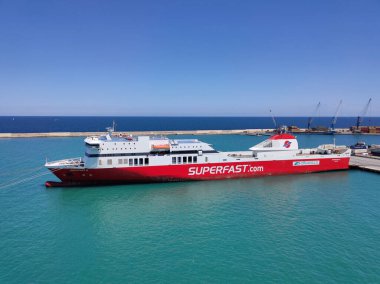 Bari, İtalya - 10 Mayıs 2025: Süper hızlı bir feribotun hava görüntüsü. Yunanistan merkezli bir feribot şirketi. Gemi Apulian şehrinin limanına demir attı..
